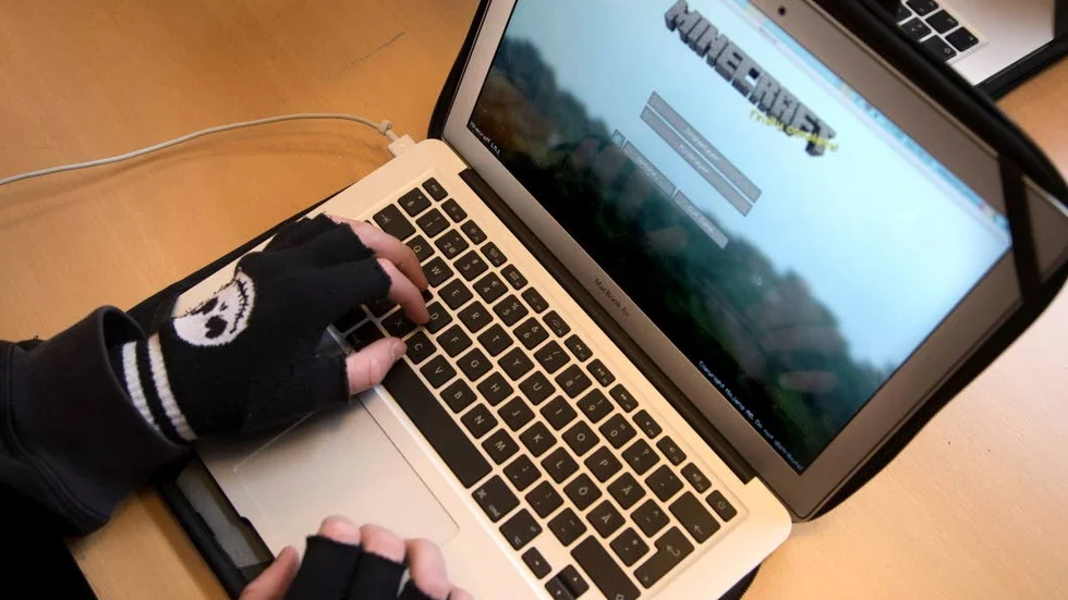 Nytt läromedel. Dataspelet Minecraft får en hucudroll som nytt tänkbart läromedel. Ett stort skolprojekt har startat kring spelets  möjliga roll i undervisning