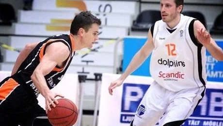 AKTUELL. Mikael Lindqvist (vitklädd) ser LF Basket som ett möjligt alternativ.