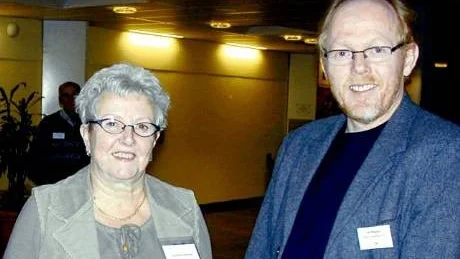 PITHOLM. Maj-Britt Lindström (S), före detta kommunalråd, och partikamraten Leif Bogren säger ja till Pitholm.