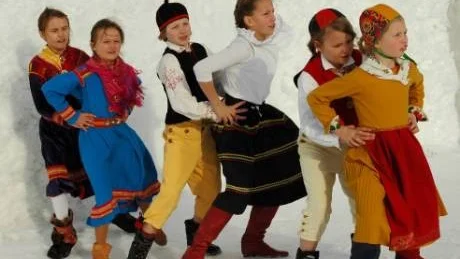 INVIGNING. Barn från Sameskolan och Stockholmsskolor invigningsdansar i Icehotel i Jukkasjärvi.