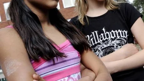 MISSNÖJDA ELEVER. "Det enda de gjort är att måla om staketet", säger Daniella  Deseousabarros. Bredvid står Julia Ståhl.