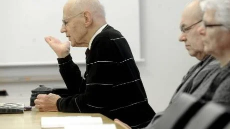 TROGEN SAMLING. Erik Lagvik, till vänster,  har varit med sedan starten 1996. I lördags hade bland andra Alvar Berglund och Anita Rönnbäck Berglund sökt sig till stadshuset.