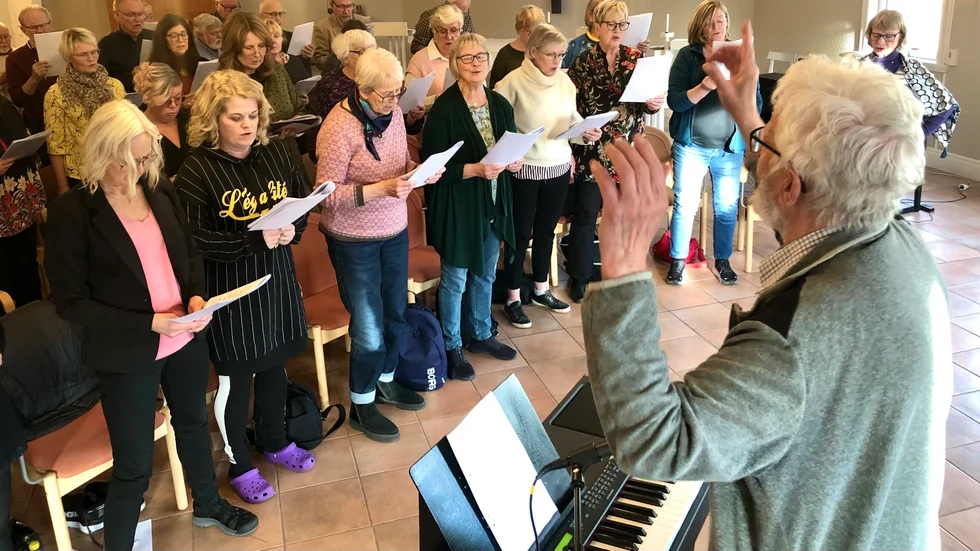 Göran Lindberg, förbundsdirigent inom Norrbottens Körsångarförbund, ledde körsången. "Det är en bra sysselsättning och nyttigt för hälsan, man lever längre", säger han.
