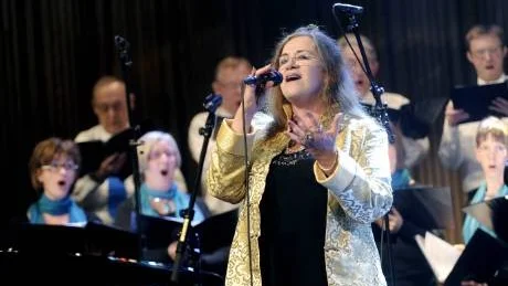 KÄNSLOSAMT. Py Bäckman, imponerande både som musikskapare och sångerska, framförde sina egna sånger och psalmer tillsammans med Luleå Kammarkör.