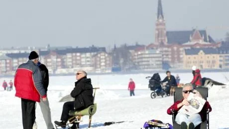 SOLIGt. Diskutera, studera medieflödet eller inte göra något alls. Utmärkt sysselsättning under påskhelgen som lovar soligt väder.