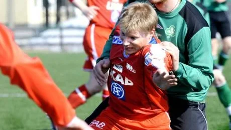 TUFFT. Kirunas Per-Anders Pokka fick kämpa för att rå på nykomlingen Bergnäset. Efter en jämn första halvlek kunde Kiruna dra i väg till seger.