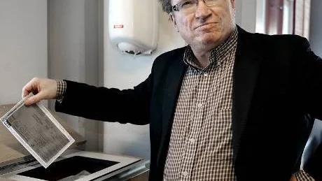 BRÄNNBART. -Man ska orka lägga energi på att påtala en  sån här sak. Tänk om det hade drabbat någon som inte har samma kapacitet som jag ,säger Kenneth Taavo som nu är glad att han kan slänga 800-kronors-boten i soporna. Securitas river boten som är fel utställd  även om Kenneths bild var felparkerad  trots skyltning som också var fel.




Foto: Håkan Gidlöw