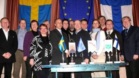 ovanligt möte. Från vänster  Bengt Niska, Leif Pettersson, Karin Åström, Siv Holma, Jaakko Tiensuu (Kommunstyrelsens ordförande Kolari kommun ), Krister Hammarbergh, Johanna Niemelä-Ojala (socialdemokrat), Stefan Tornberg, Hannes Manninen (Centerpartiet), Janne Seurujärvi (Centerpartiet), Ulla Karvo (moderat), Esko Juhani Tennilä (Vänstern), Markus Mustajärvi (Vänstern), samt Simo Rundgren, projektledare Meänmaa.