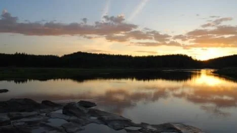 En ljuvligt vacker midnatt vid Storforsens strand.