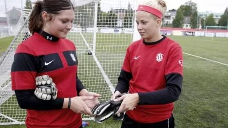 Snart överlämnar Stephanie Labbé (till höger) målvaktshandskarna till 15-åriga Hanna Vikström. Morgondagens match mot Vasalund blir Stephanies sista hemmamatch i Piteå IF.