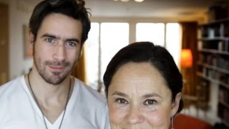 Ola Rapace, här med Pernilla August, har inte mycket till övers för den kommersiella delen av filmskapandet: "Det är cyniska pengar som manipulerar en korkad publik".