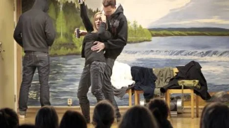Där sprit går in, går vettet ut. Det är kort sensmoralen i pjäsen dagen efter där Sofie (Maria Åberg) och Anton (Kalle Lindblad) har två av huvudrollerna.