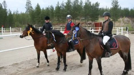 Tre glada ponnytjejer som lyckades bra vid hopptävlingarna i Jokkmokk, från vänster Julia Marklund/Midnight Forever, Filippa Gould/Cajun och Wilma Marklund/Kellys Beauty, alla från Piteå RK.