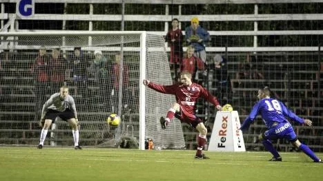 Piteå IF:s försvarare Samuel Berggren ( i röd tröja)  fick lämna fotbollsplanen med ett brutet ben. (Arkivbild).