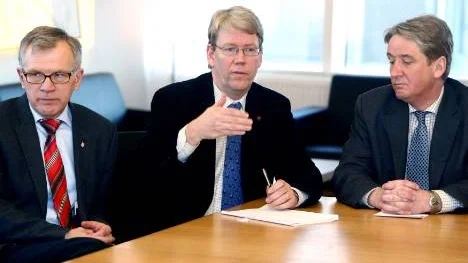 Kommunalråden Karl Petersen och Peter Roslund befinner sig tillsammans med övriga kommunalråd i länet på kollisionskurs med landstingsrådet Kent Ögren när det gäller finansieringen av den enklare sjukvård som utförs i hemmet i samband med andra kommunala insatser.