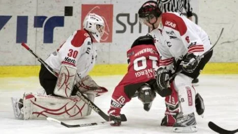 Sammy Gustafsson var en jätte i Kirunas mål när Piteå föll tungt i premiären av allettan. Här är det Jim Björkman som stöter på patrull i form av Gustafsson och Dan Eriksson.