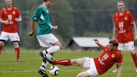 Det blir platt fall för Hemmingsmark IF. Laget hade siktet inställt på kval till division 3, men nu väntar istället nedflyttning till division 5. Det är ett chockbesked för den spelande tränaren Pär Sundström (liggande), Jimmy Lundmark (till höger), Jens Johansson (längst bak) och övriga spelare och ledare i laget. (Arkivbild)