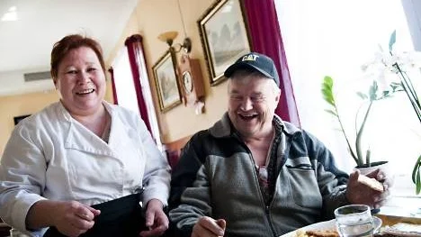 Natalja Soinova serverar Per-Egon Holmberg från Gargnäs. Han vågade sig inte på några ryska rätter, men gillade schnitzeln. "Det var gott", säger han.
