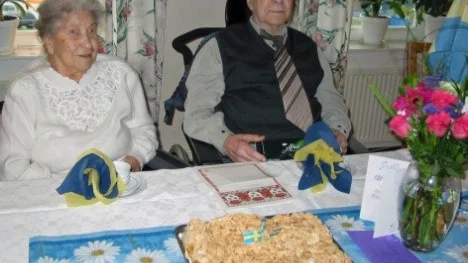 Framför Sven Lundkvist ligger ett telegram från kung Carl Gustav och Silvia. ”Våra varmaste lyckönskningar på 100-årsdagen den 12 september 2010”, står det. ”Jag fick också telegram från kungen då jag fyllde 100”, säger storasyster Beda, 103 år.