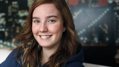 Det är första gången som Rebecca Stenberg har blivit uttagen till Damkronorna och det kom som en stor överraskning. "Jag trodde inte att jag skulle bli uttagen så här fort. Men jag har tränat hårt och det har gett resultat, säger hon.