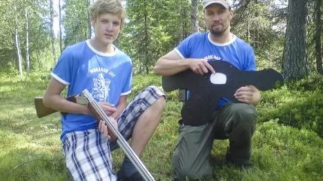 Emanuel Lidström, 16 år tycker att det ska bli spännande att gå sin första jaktstig. Mikael Johansson, Morängs JVF förbereder Glommersträsk första jaktstig sedan 2006. "De får en inblick i hur man ska tänka innan man skjuter på vissa djur", säger Mikael Johansson.
