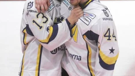 Janne Niinimaa, till höger, firar SM-guldet tillsammans med Oscar Steen i våras. Kommande säsong skall han spela med Luleå.