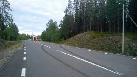 PLATSEN FÖR DÖDSOLYCKAN. Här, efter en skarp vänstersväng i Markitta, körde en minibuss med tio personer av vägen. Två personer dog och av de åtta skadade vårdades på måndagseftermiddagen fortfarande två män på sjukhus. Foto: Johan Thyni