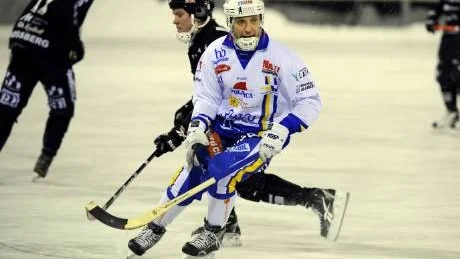 blytungt. HT Bandys spelande tränare Jukka Ohtonen var inte nöjd efter lördagens 4-14 borta mot Sandviken.Foto: Linda Wikström