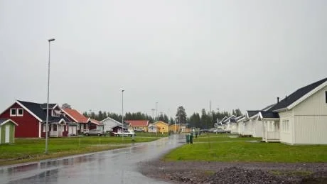 FJÄRRVÄRMEMISS. Fjärrvärmen till de nya villorna på Mellanområdet behöver repareras sedan ett konstruktionsfel upptäckts. Villaägarna är kritiska till att värmeverkets fel ökar fjärrvärmekostnaderna.