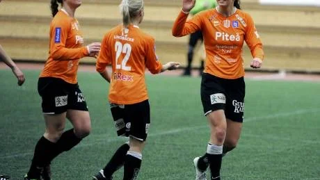 MÅLFEST. Jennifer Nobis, Emelie Helmvall och Fiona O"Sullivan gjorde alla mål för Piteå IF mot Luleå DFC. Lagets fjärde målskytt var Amanda Höglund.