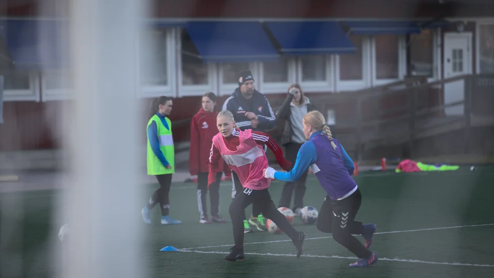 Borensspelaren Li Hedlund löpte på kanten när laget spelade träningsmatch. Här i duell med Jholinnie Axelsson. En duell som Li vann genom att hon klarade av skjuta in ett inlägg.