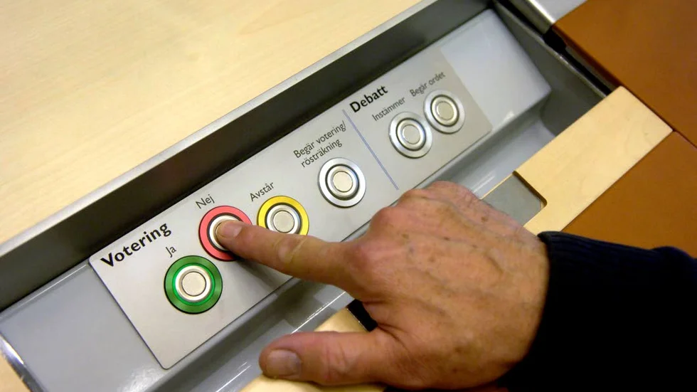 153 av riksdagens ledamöter röstade på KD- och M-budgetreservation.  141 ledamöter gav sitt stöd till övergångsregeringens avskalade budgetförslag. 48 avstod från att rösta.

↔FOTO: JANERIK HENRIKSSON/TT