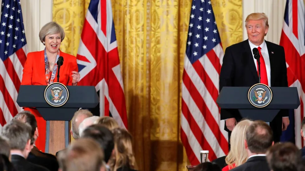 OMBYTLIG. Storbritannien och Theresa May ska nog inte lita för mycket på Donald Trump. Han ändrar sig från dag till dag.