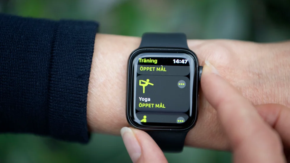 Knivstabon blev bestulen på sin smartwatch, en armbandsklocka med exempelvis funktioner som att spela musik och mäta pulsen vid träning, som går att koppla upp mot internet och telefonen.