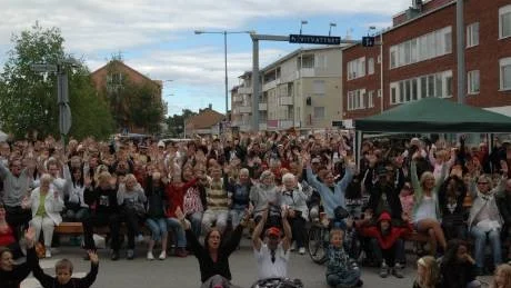 PUBLIKLJUBEL. Under Johnny Cash-tolkningen "Ring of Fire" lånar Brolle Junior Kurirens kamera, det här är hans publikbild.