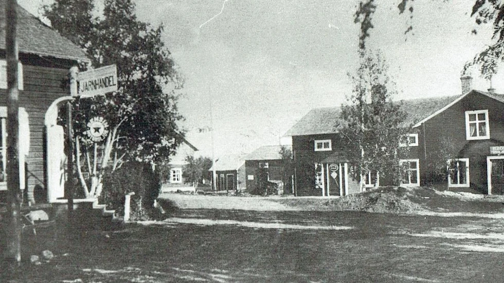 Det var i Roknäs som makarna Sundberg var bosatta och verksamma. Här en gammal bild från Torget i Roknäs.