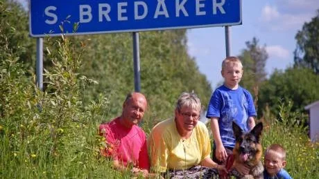 NJUTER AV SOMMAREN. Lars och Ulla Johansson i Bredåker har för första gången varit värdfamilj för ryska barnhemsbarn. Ilya Jefimot, 9 och Alexei Sergeev, 11 år, bor i Apatity och har under två veckor fått uppleva en svensk sommar. Schäfern Nadja har fått många kramar. Foto: LARS-HENRIK ANDERSSON