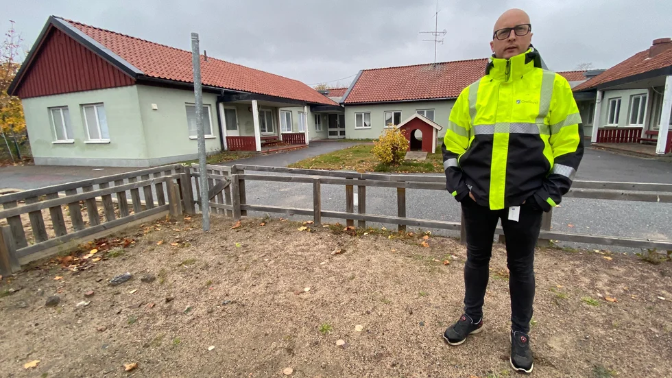 Alla lekprylar som barnen härjat runt med är nu borta, förutom en liten sliten röd lekstuga i trä.