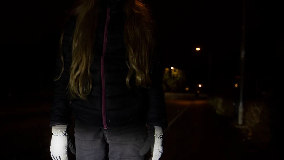 Höstmörkret är här och fler skadas i trafiken. Flest olyckor i landet sker i Västerbotten. Reflexer, eller kläder med reflextyg, är en billig livförsäkring.