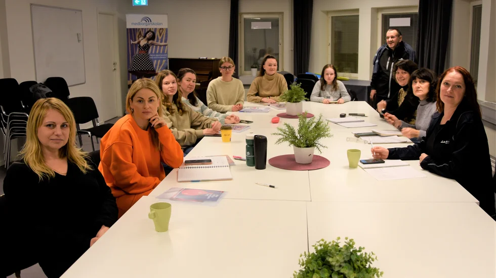 Första dagen i förberedande svenska. Nio Ukrainska kvinnor träffades på Medborgarskolan i Luleå. Olena, Iryna, Svetlana, Olena, Nataliia, Viktoiia, Yevheniia, Nataliia och Lilia ska nu lära sig vardagssvenska. I Bakgrunden ses lägaren Daver Cabrat, ursprungligen för forna Juloslavien.