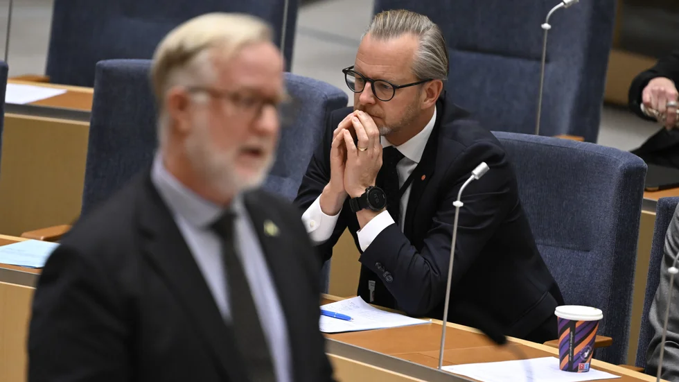 Mikael Damberg (S) och Johan Pehrson (L) under onsdagens partiledardebatt i riksdagen.