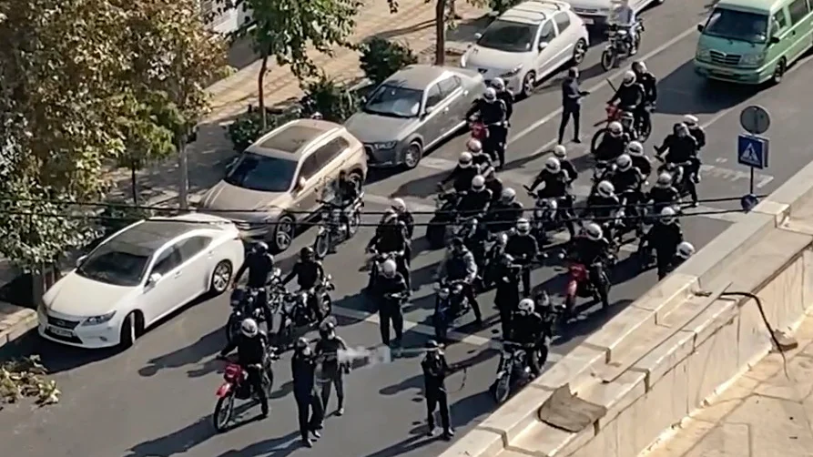 Under protesterna har moralpolisen bytts ut mot våldsamma säkerhetspoliser och miliser. Bild på poliser som satts in mot demonstranter i Teheran, 26 oktober.