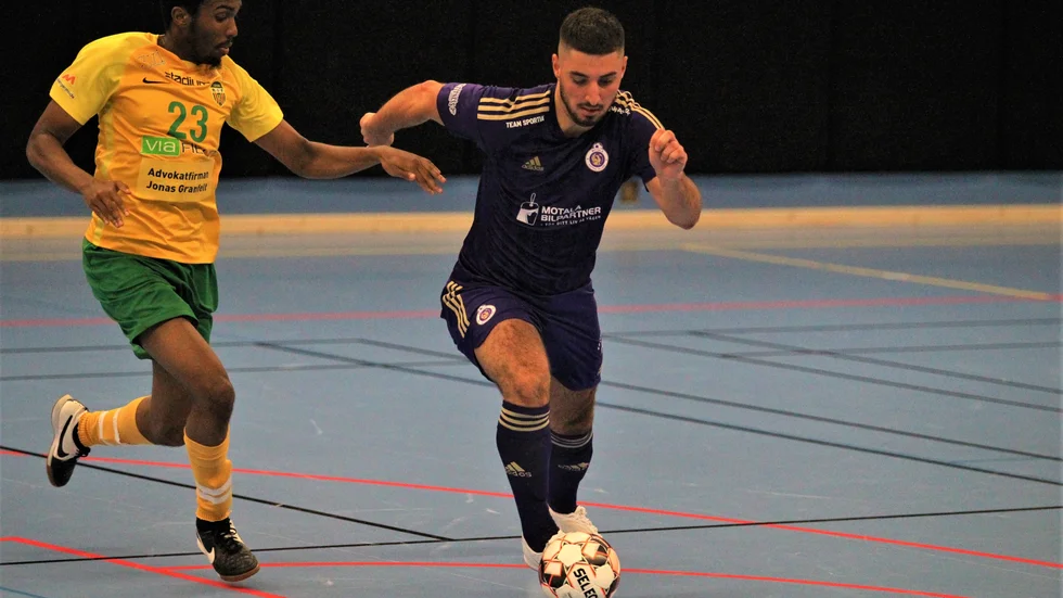 Motala FK: specielle målskytt Charbel Hanna gjorde ett mål, men Vara vann division 1-premiären med 3-2.
