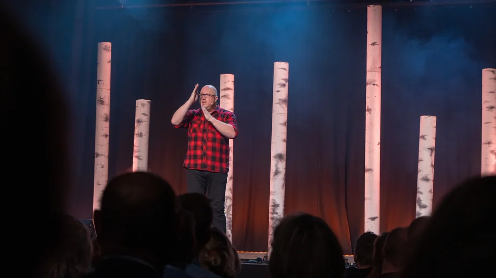 När "Mina sinnens fulla bruk" – Anders Janssons senaste soloshow – besökte Eskilstuna tyckte tidningens recensent det var synd att inte lokalen var helt full. Nu får komikern från Lund en sörmländsk chans till, denna gång i Nyköping.