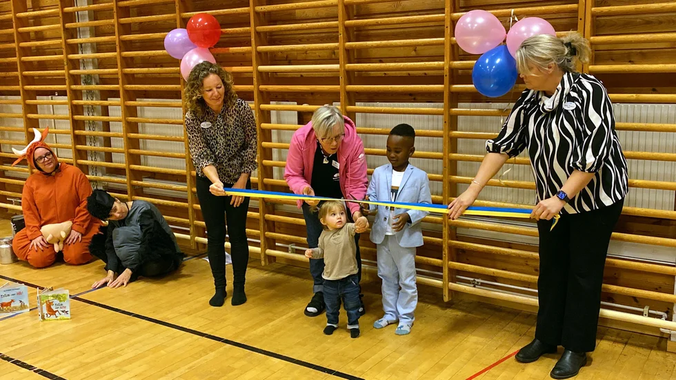 Malva, 1,5 år och Momin, 5, fick klippa bandet när Förskolan Charlottenborg, samt Öppna förskolan, invigdes under fredagen.