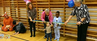 Efter pandemin: Nu är Motalaförskolan invigd – de var på plats när bandet klipptes