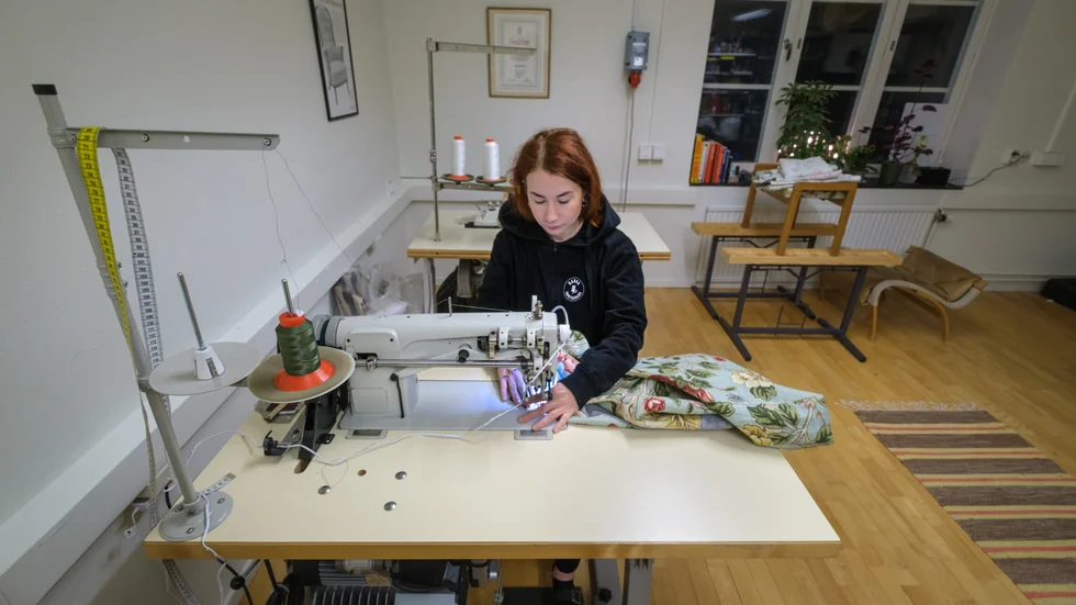 Hanna Rantakokko tycker bäst om att klä om riktigt gamla möbler med handsnörda resorer. En konst i sig, men hon gör annat också. Klär om dynor till båtar och husbilar, till exempel.
