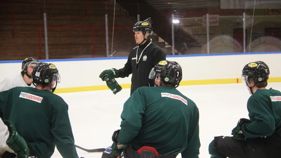 Jonas Norgren får lämna uppdraget som tränare i ESK hockey.
