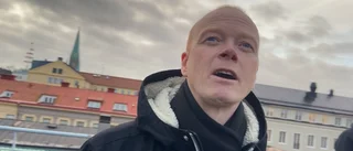Se när planen flyger in över Correnhuset