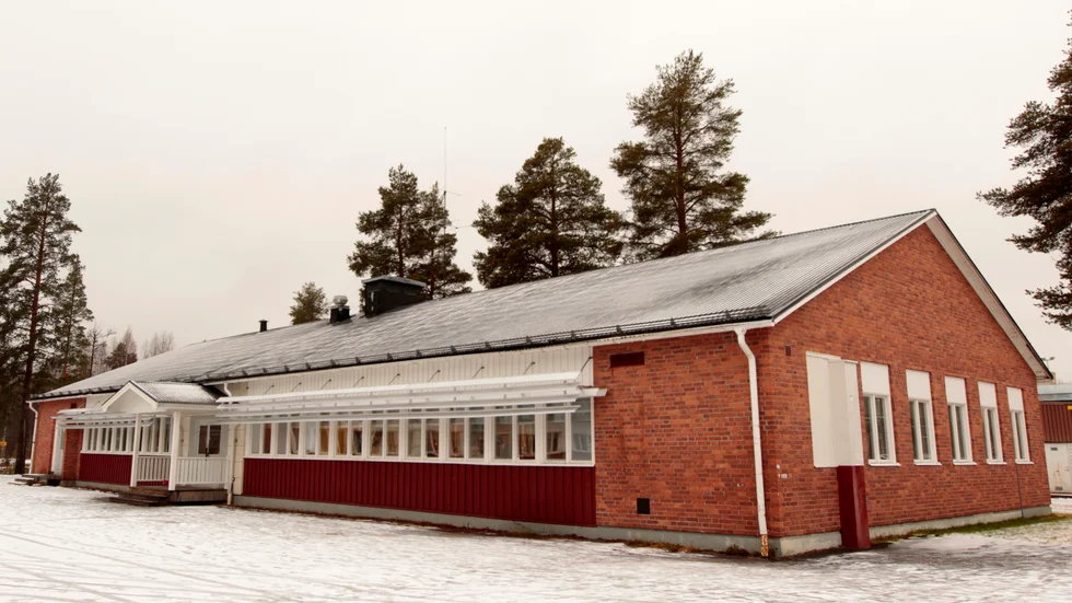 Friskolan Hjärtat i Vidsel öppnade i gamla NO-huset i höstas. Men två av lärarna hade då sagt ifrån sig sina tjänster. Nu kräver skolinspektionen att friskolan anställer fler behöriga lärare.